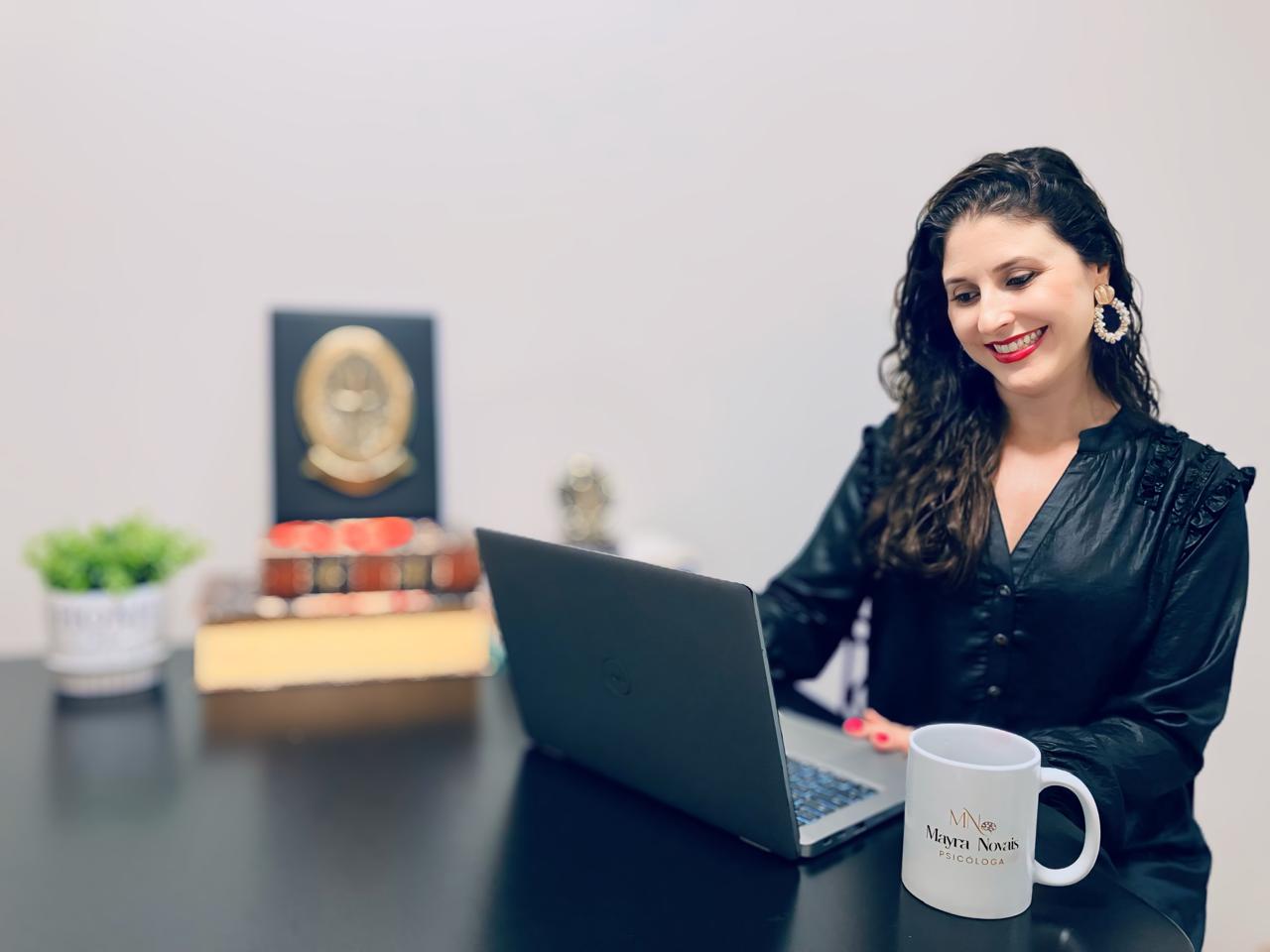 Mayra Novais terapia online em Vitória - ES